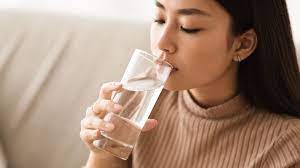 Haruskah Minum 8 Gelas Sehari? Segini Takaran Minum Air Mineral yang Sehat Menurut Ahli Urologi